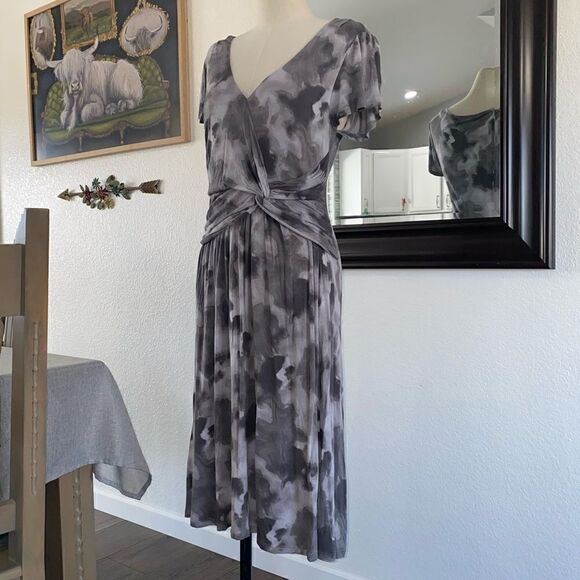Daisy Fuentes Stretch Tie Dye V-Neck Short Sleeve Fit & Flare Dress Gray Medium - Picture 7 of 15